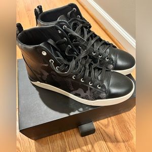 Mns sz 10.5 camo black leather fashion sneaker. only wore a few times.